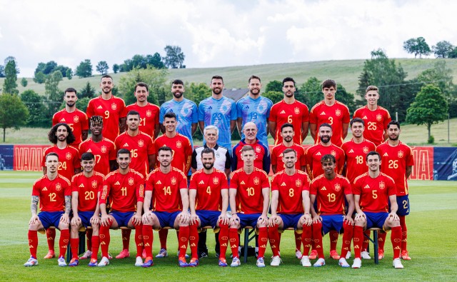 España realiza la foto oficial con buena sintonía con Pedro Rocha
