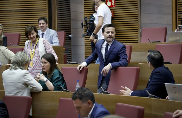 Vox rebaja una iniciativa sobre la transparencia en patronal y sindicatos... y el PP la vota a favor 