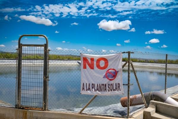 Les Corts rechazan la fotovoltaica de la desaladora de Torrevieja con la abstención de Compromís