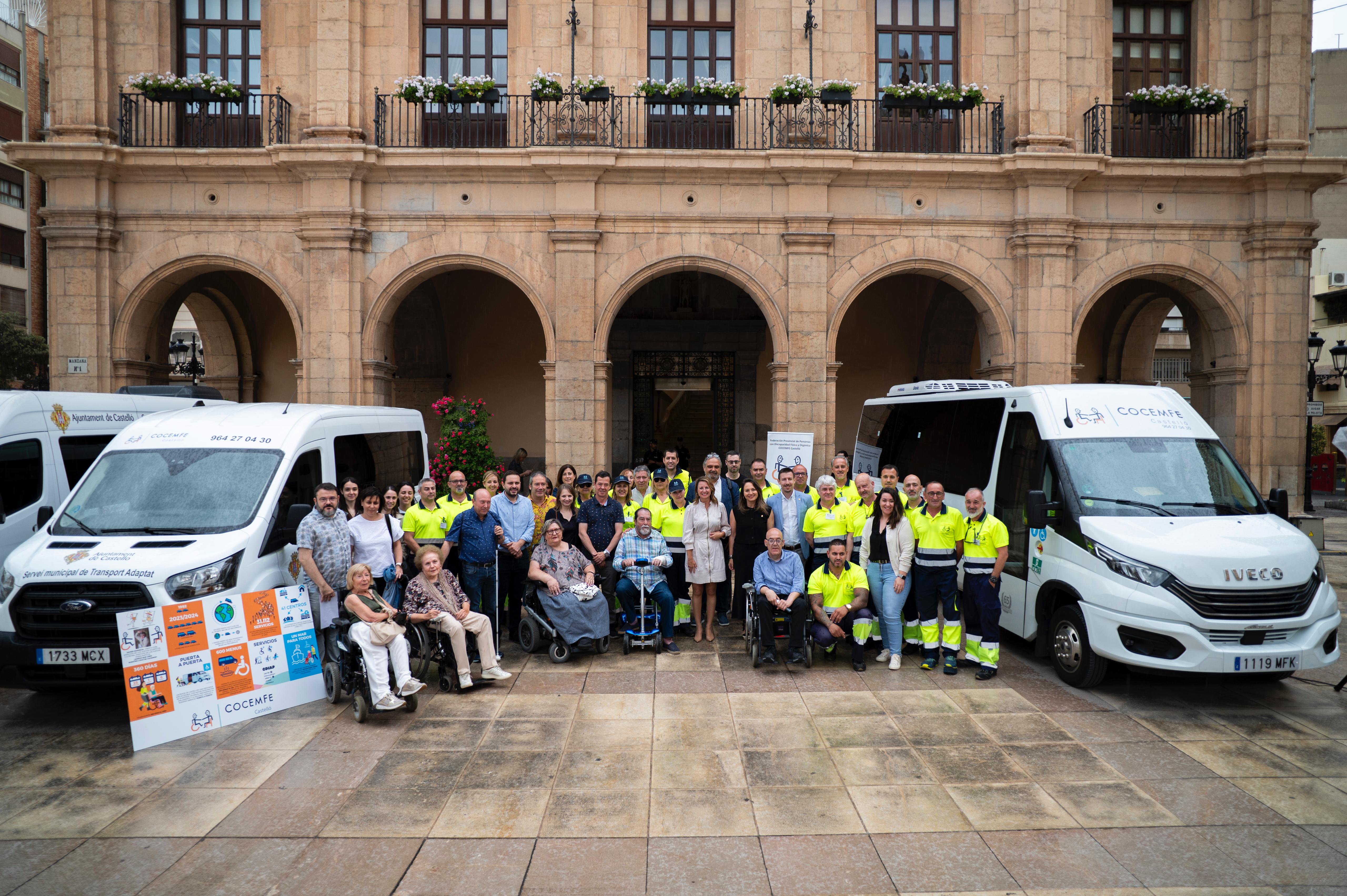 Castelló refuerza la flota de transporte adaptado de Cocemfe: renueva seis vehículos del servicio