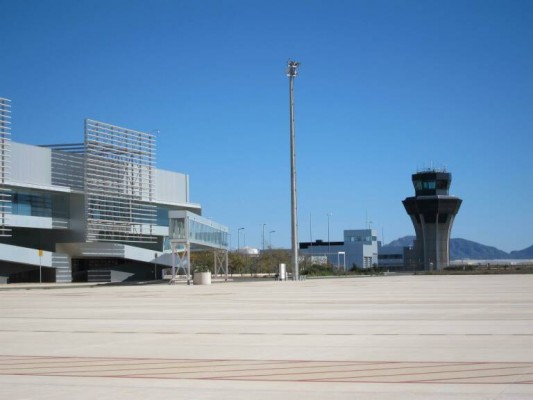 Aena busca una empresa para reparar los canales de drenaje del Aeropuerto de Corvera