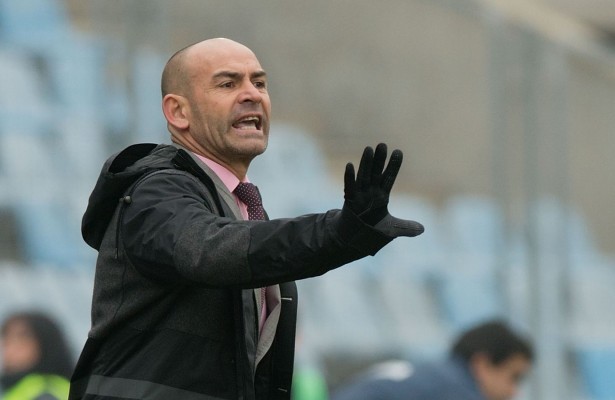 Paco Jémez se aleja del banquillo del Deportivo