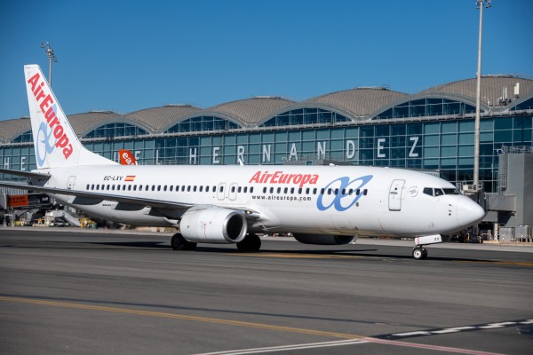 El Aeropuerto de Alicante-Elche registra el mejor mes de su historia con 1,7 millones de pasajeros
