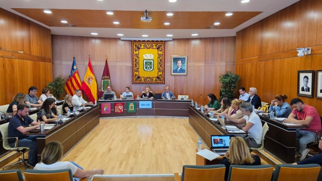 Calp suspende por dos años el cambio de los bajos comerciales a vivienda turísticas