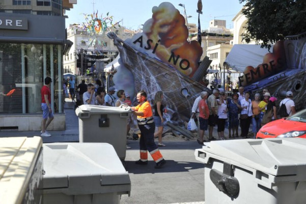 Alicante reforzará la limpieza en Fogueres con recogida 'puerta a puerta' en recintos festeros
