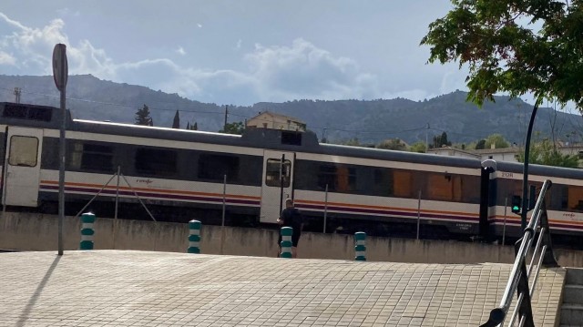 Alcoy quiere negociar con Renfe y Adif que haya trenes directos a Xàtiva para hacerlos competitivos
