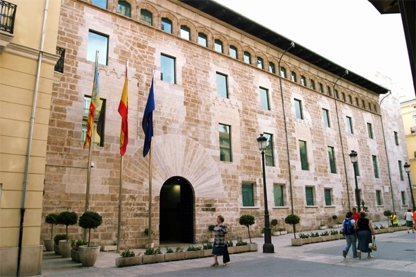 Detenido en les Corts un empleado con una orden de arresto de un juzgado de Madrid