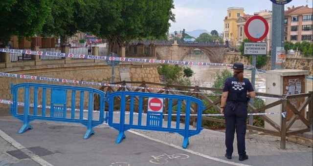 Las fuertes lluvias obligan a cerrar el acceso a la mota del río Segura por la crecida del caudal