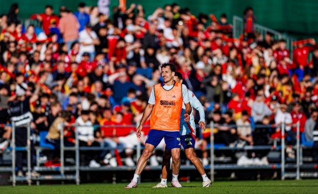 La selección española completa su primera sesión en su campo base con Olmo en el grupo
