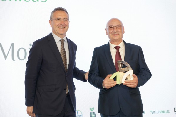 El microbiólogo de la UA Francis Mojica recoge el Premio Anove en la categoría de 