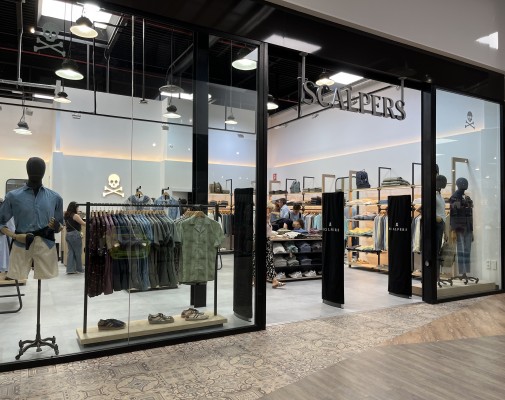 The Outlet Stores incorpora la moda masculina de 'Scalpers' y ya hace hueco a las gafas de 'Hawkers'