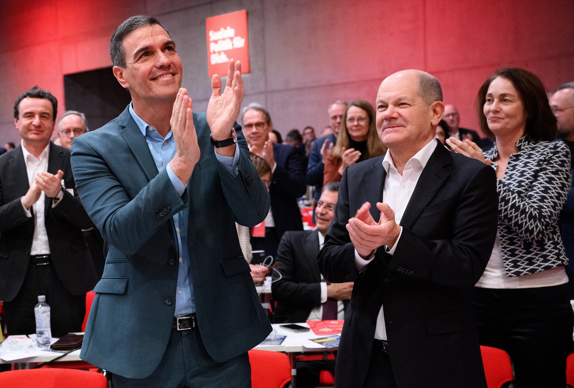 Los socialistas europeos eligen a Sánchez y Scholz negociadores para repartir los altos cargos de la UE
