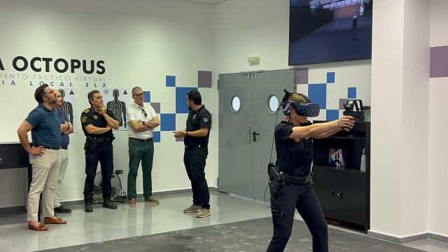 Elche renueva el uso de un software pionero de entrenamiento táctico para la Policía Local