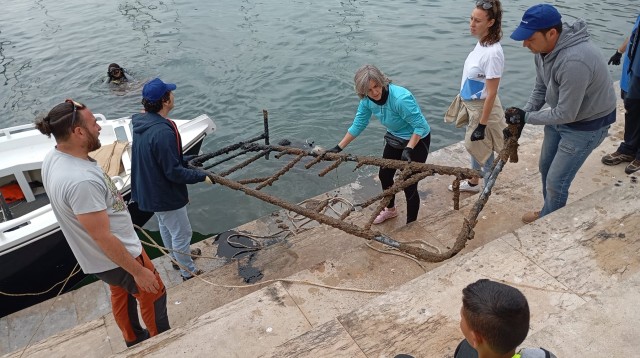 Una acción de voluntariado de PortCastelló 'rescata' cerca de 500 kilos de vertidos del fondo del mar