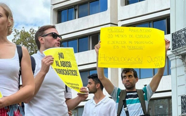 Las manifestaciones por los retrasos en la homologación de títulos llegan al entorno virtual