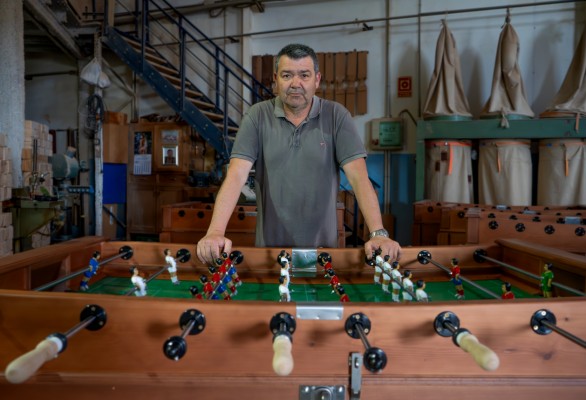 Agustín hace los últimos futbolines de la Comunitat Valenciana
