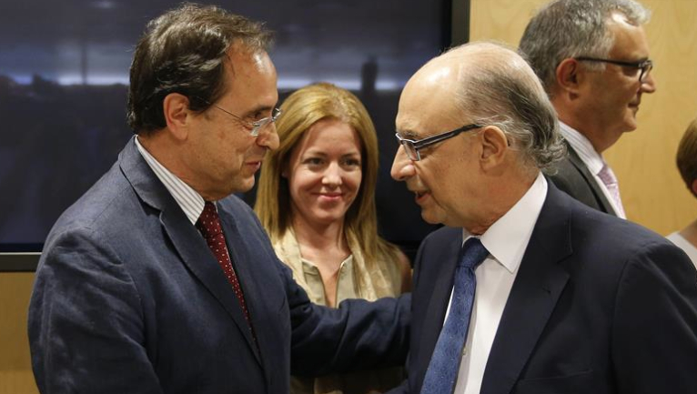 Vicent Soler y Clara Ferrando con el ministro Montoro, en una foto de archivo. VP - 