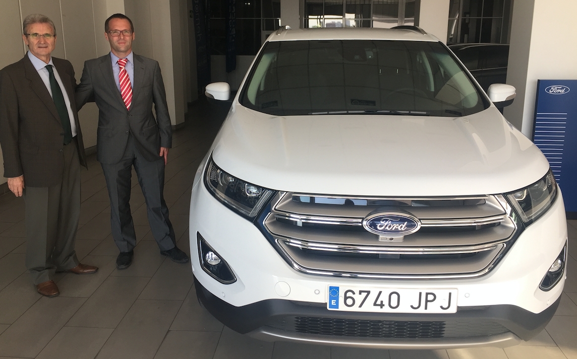 Jesús Cano y Rafael Alejos, directivos de la concesión, junto al flamante Ford Edge. - 
