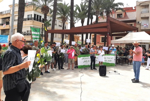 San Miguel de Salinas sale de nuevo a la calle contra la planta solar de la desalinizadora de Torrevieja