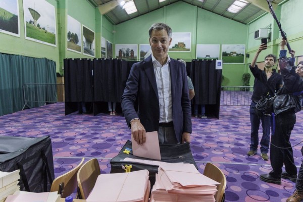 El primer ministro belga anuncia su dimisión tras la debacle de su partido en las elecciones