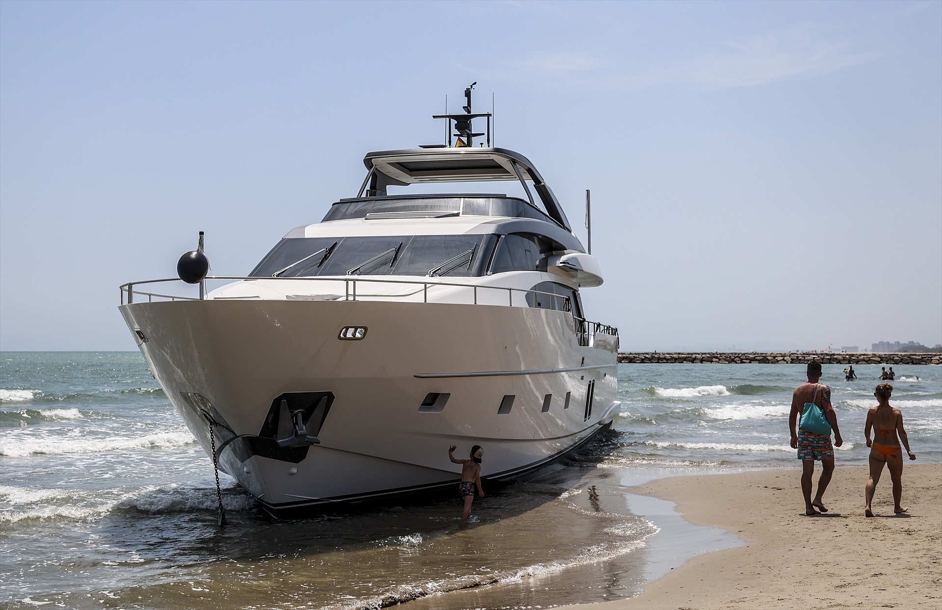  Logran reflotar el yate encallado en Pinedo y lo remolcan hasta Valencia Mar