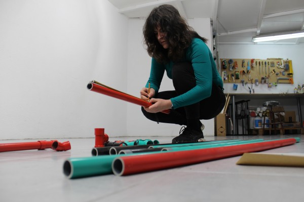 Lara Ruiz construye un ‘limbo entubado’ en Gabinete de Dibujos