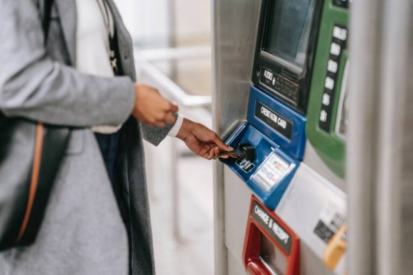 Las sucursales bancarias en España, un 19% más pequeñas que en la UE, pero 47% más productivas