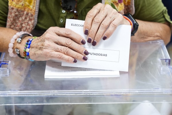 La participación en las europeas en la Comunitat cae al 33,1% a las 14 horas, cinco puntos menos