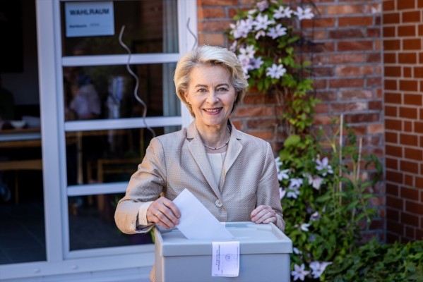 Von der Leyen vota en las europeas con el deseo de fortalecer 