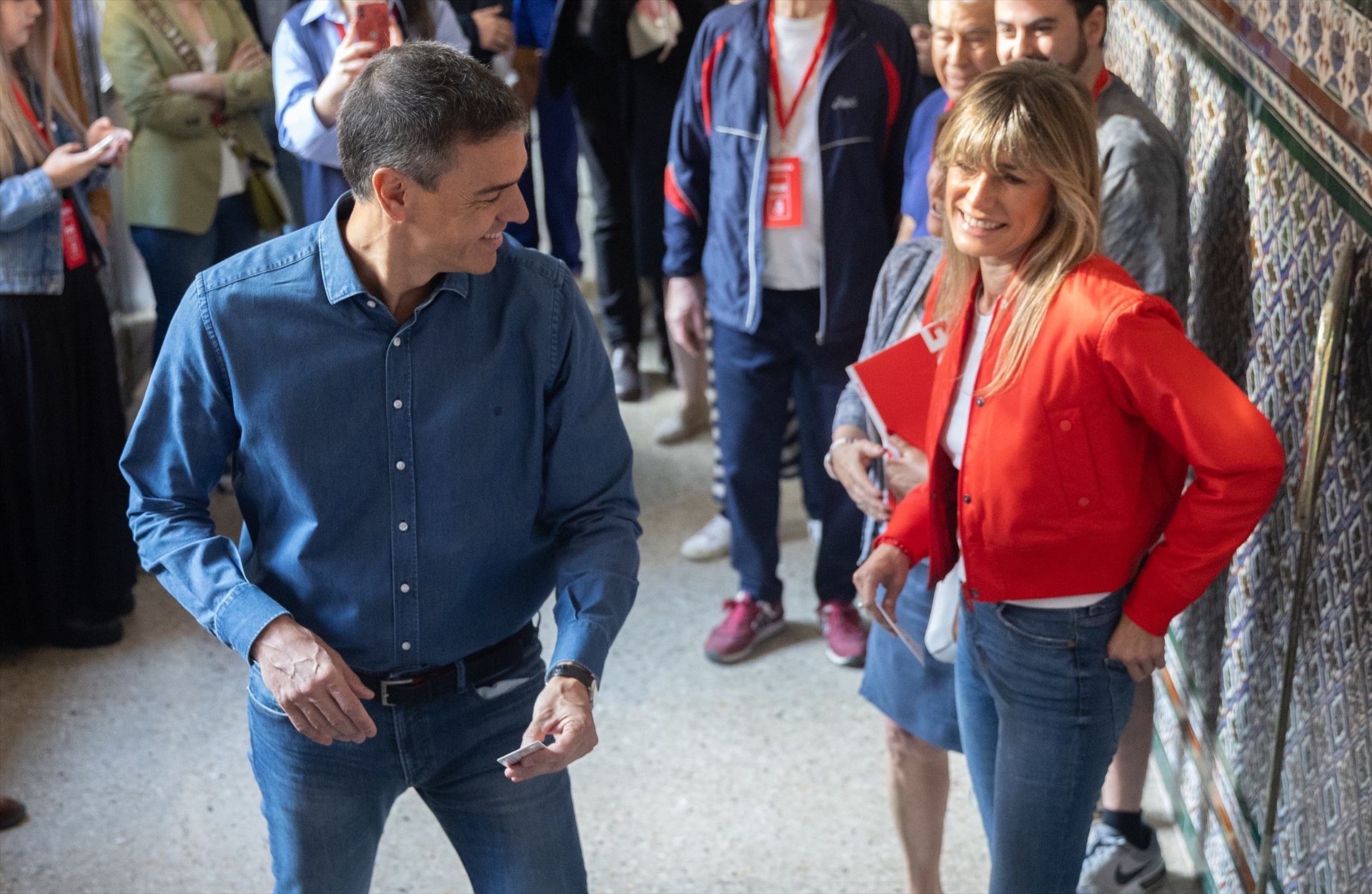 Sánchez, tras acudir a votar junto a Begoña Gómez, llama a la participación por su 