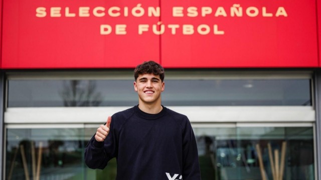Santi Denia dice que Pau Cubarsí tiene “muchas opciones” de estar en los Juegos
