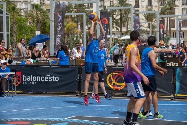 El torneo Plaza 3x3 CaixaBank de baloncesto conjuga habilidad, inclusión y solidaridad 