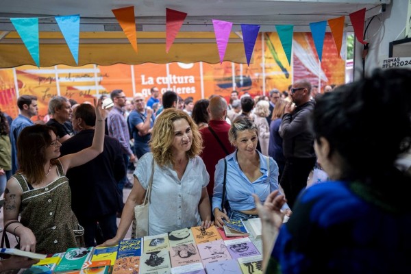 Estrella Galán (Sumar) visita la Feria del Libro de Madrid durante la jornada de reflexión