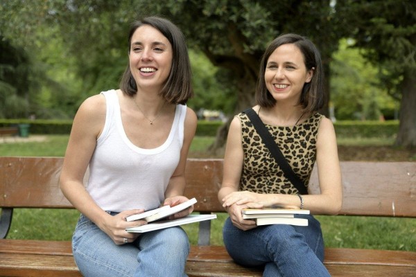 Belarra y Montero visitan varios puestos de la Feria del Libro durante la jornada de reflexión