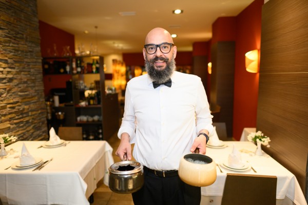 Julio lleva 40 años fundiendo el queso en València