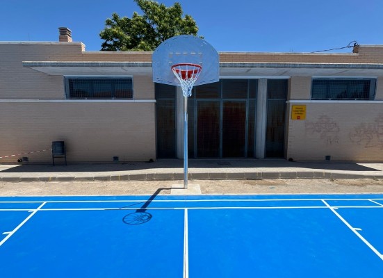 Deportes invierte cerca de 310.000 euros en renovar y mantener pistas en más de 60 colegios del municipio