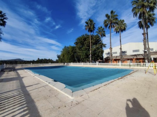 Jacarilla reformará la piscina municipal y creará otra para niños por 230.000 euros del Plan + Cerca
