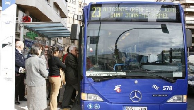 Los conductores del autobús de l'Alacantí desconvocan la huelga ante la promesa de mejoras 