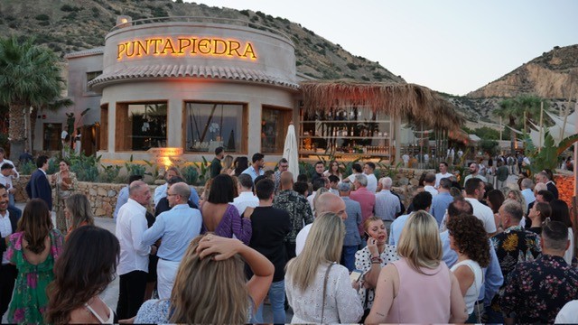 Puntapiedra se viste de blanco para celebrar su primer aniversario en una fiesta única