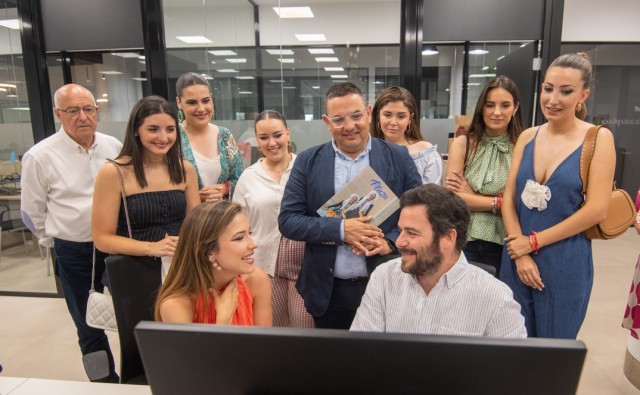 La Bellesa del Foc y sus damas de honor visitan la redacción de 'Alicante Plaza'