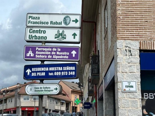Las placas dedicadas a Paco Rabal y Asunción Balaguer ya vuelven a ocupar su lugar en Alpedrete
