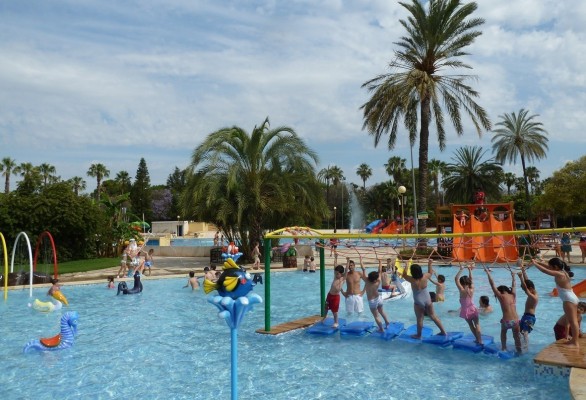 El Ayuntamiento abre las piscinas de verano y organiza actividades en la playa a partir de junio