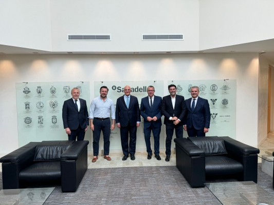 Josep Oliu busca apoyo institucional en Alicante para un camino fuera de la OPA de BBVA