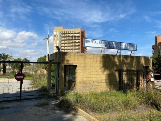La Comunidad exige a la ministra la cesión del Hospital Naval para cerrar el centro de inmigrantes 