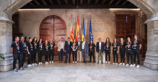 
Las jugadoras del Atticgo reciben las medallas de subcampeonas de Liga cinco días después