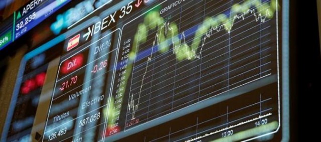 El Ibex 35 lucha a media sesión por no perder la cota de los 8.800 puntos