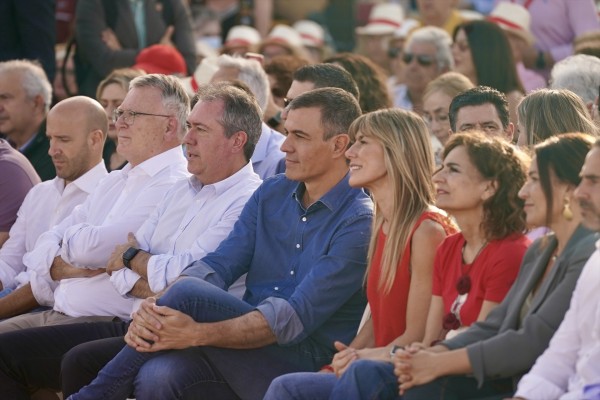 Pedro Sánchez llega al mitin del PSOE en Málaga acompañado de su mujer, Begoña Gómez