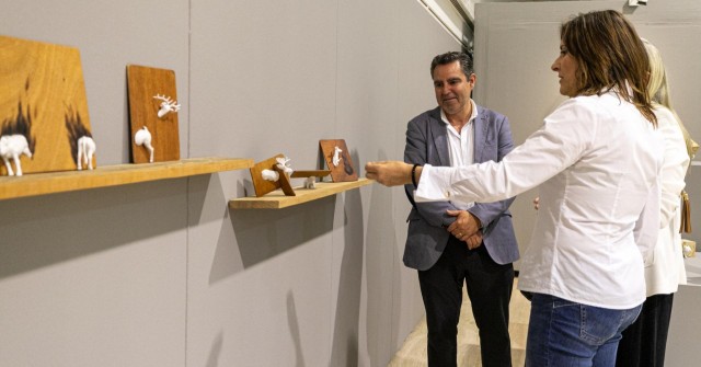 Pérez Pont y la artista Silvia Sempere presentan el catálogo de su exposición 'Sauvage' en el MUA
