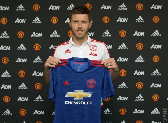 El Manchester United hace oficial la renovación de Carrick por una temporada