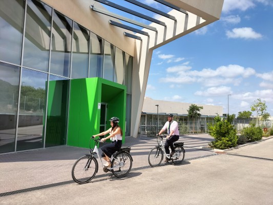 Bicicletas eléctricas para los profesores, energía solar y recogida de agua de lluvia: la sostenibilidad se abre paso en colegios de Murcia